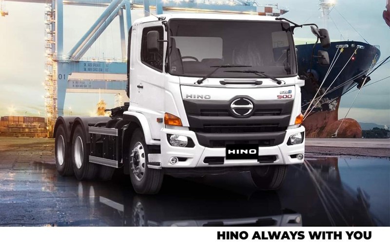 Gambar Truk Hino 500 FMX 280 TH Warna Putih Dari Depan, Nampak Lampu Depan dan Grille Hino 500 FMX 280 TH yang modern dan futuristik